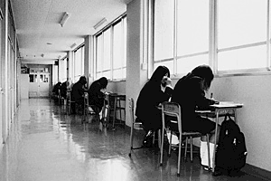 写真　生徒が次々に廊下に机を並べて勉強を始めた